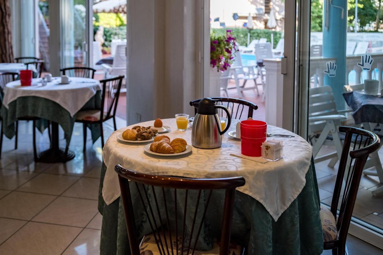 Hotel Villa Dei Fiori - Sul Mare Con Piscina Viserbella di Rimini エクステリア 写真