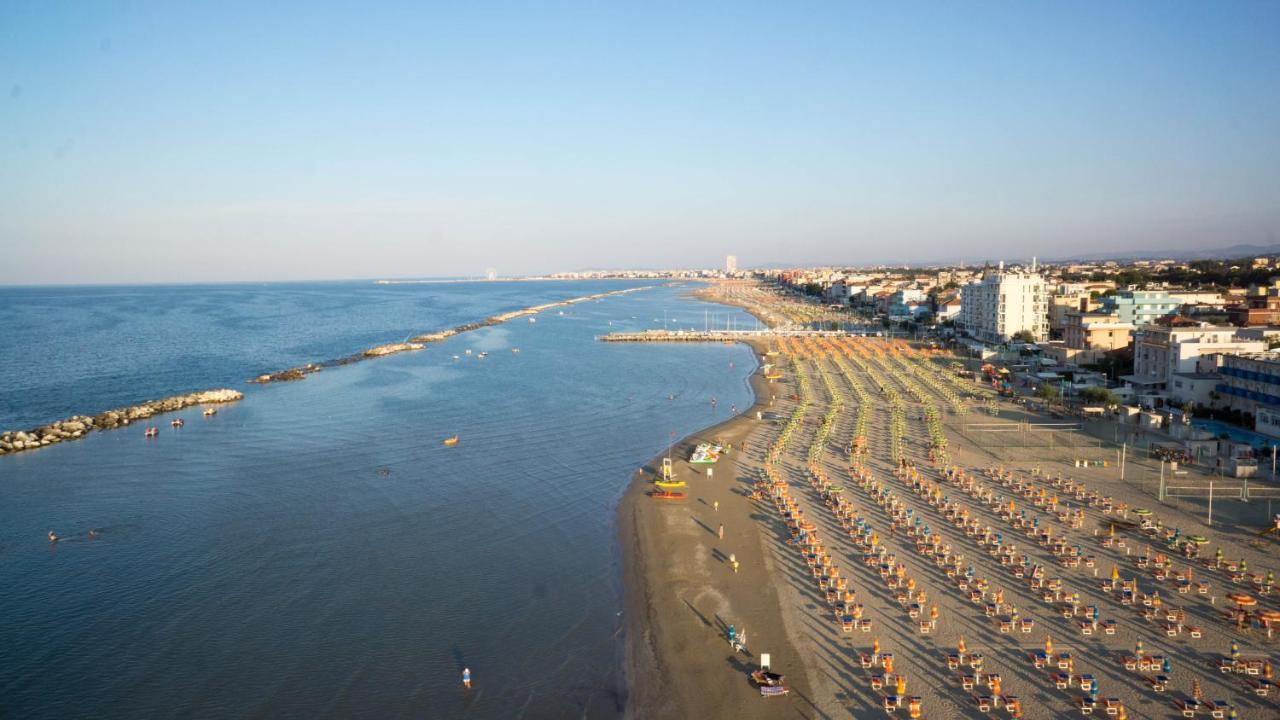 Hotel Villa Dei Fiori - Sul Mare Con Piscina Viserbella di Rimini エクステリア 写真