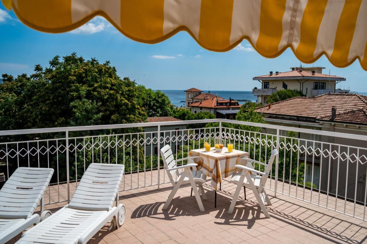 Hotel Villa Dei Fiori - Sul Mare Con Piscina Viserbella di Rimini エクステリア 写真